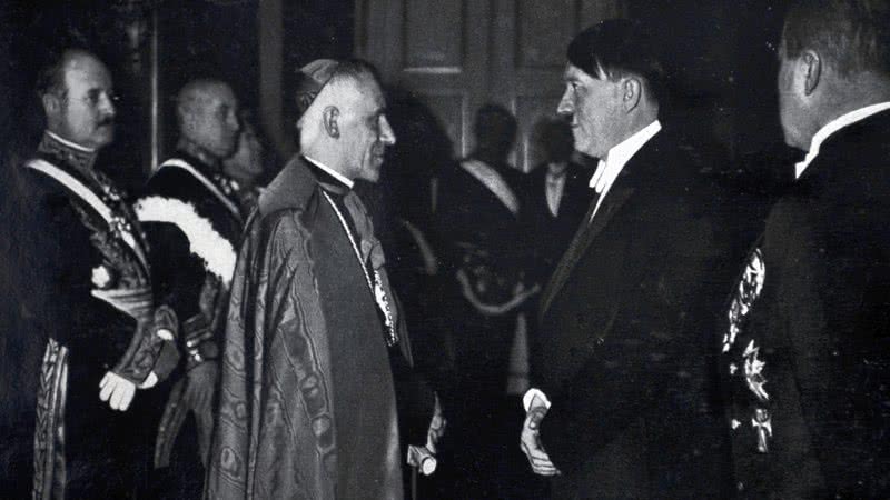 Adolf Hitler com o embaixador do Vaticano em 1935 - Divulgação