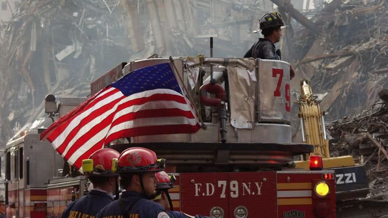 Michael Rieger / FEMA News Photo / Domínio Público, via Wikimedia Commons - As equipes de bombeiros de Nova York e do Salt Lake City Urban Search and Rescue unidas no World Trade Center