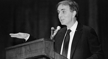 Carl Sagan discursa na Cornell University, 1987 - Kenneth C. Zirkel, CC BY-SA 4.0/ Via Wikimedia Commons