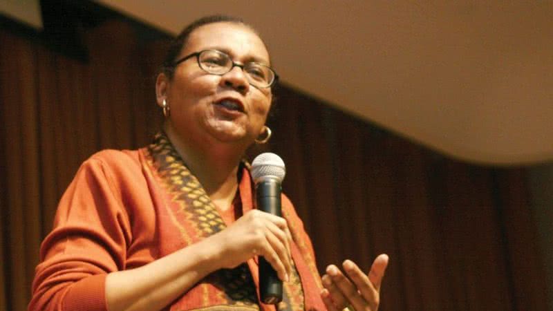 Fotografia da autora e ativista bell hooks (2009) - Crédito: Cmongirl/ Domínio Público/ Via Wikimedia Commons