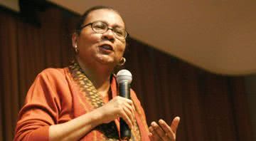 Fotografia da autora e ativista bell hooks (2009) - Crédito: Cmongirl/ Domínio Público/ Via Wikimedia Commons