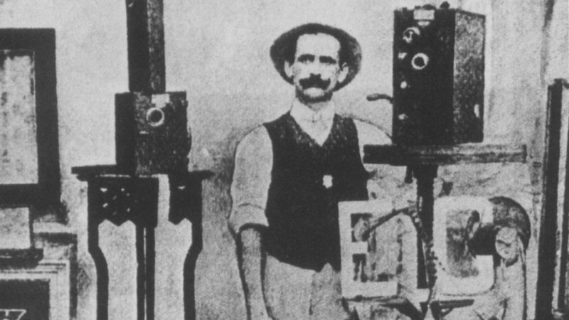 Afonso Segreto, irmão do pioneiro do cinema no Brasil, Paschoal Segreto (1868-1920) - Revista Nossa História, ano 2, nº 13, pág. 82 / Acervo particular/ Via Wikimedia Commons