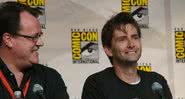 Russell T. Davies e David Tennant na San Diego Comic Con 2009 - vagueonthehow de Tadcaster, York, England / CC BY 2.0 , via Wikimedia Commons