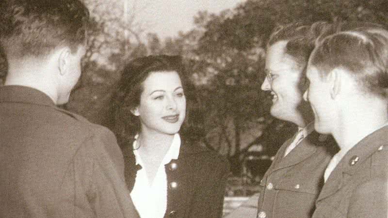 Criadora da base para os aparelhos de comunicação sem fio, a vida de Hedy Lamar foi muito além das telonas - Créditos: Reprodução/Amazon