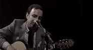 João Gilberto durante apresentação - Divulgação / Youtube / Josiêldo Pinheiro