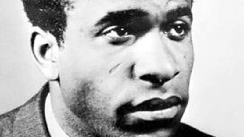 Frantz Fanon, autor de Pele Negra, Máscaras Brancas (1952) - Wikimedia Commons