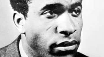 Frantz Fanon, autor de Pele Negra, Máscaras Brancas (1952) - Wikimedia Commons