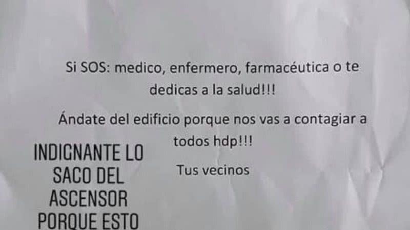 Cartaz ameaçando profissionais da saúde em prédio residencial da Argentina - Divulgação