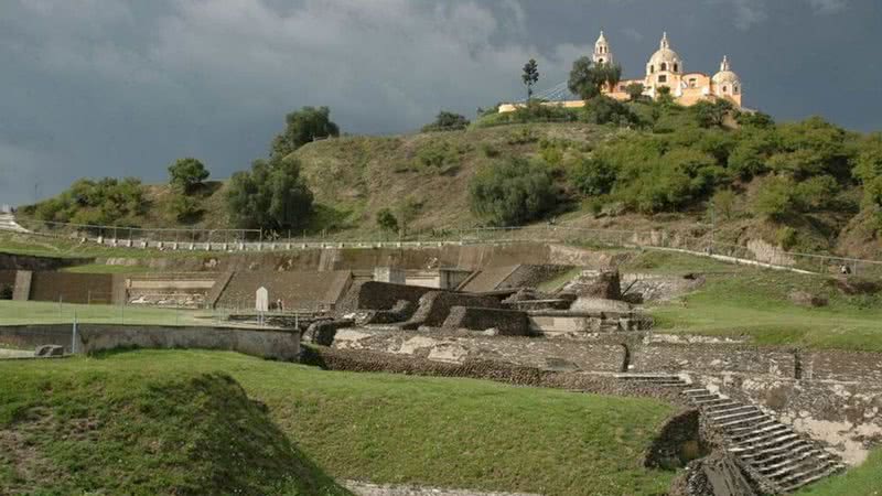 Vista da pirâmide oculta de Cholula - Wikimedia Commons