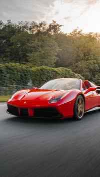 5 famosos proibidos de comprar Ferrari!