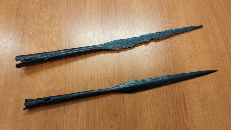 Duas das armas yotvingianas encontradas pelos arqueólogos poloneses - Museu do Distrito de Suwałki