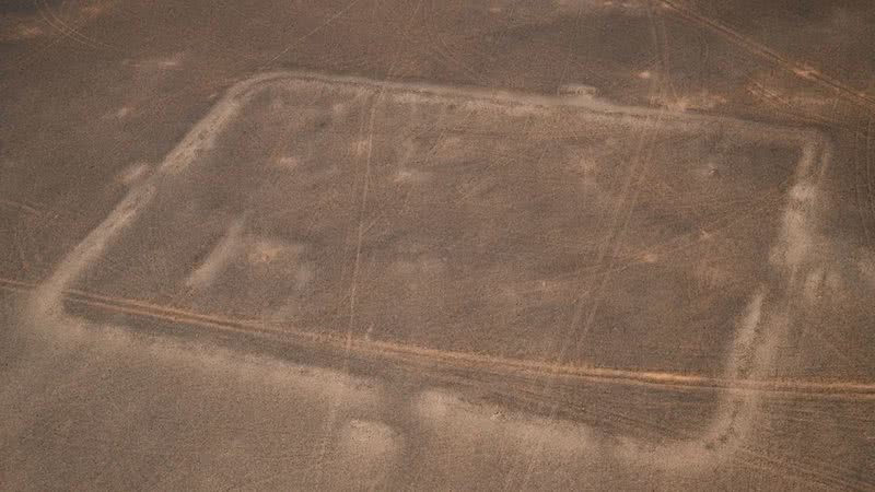 Imagem aérea de acampamento militar romano encontrado no norte da Arábia Saudita - Reprodução/R. Bewley