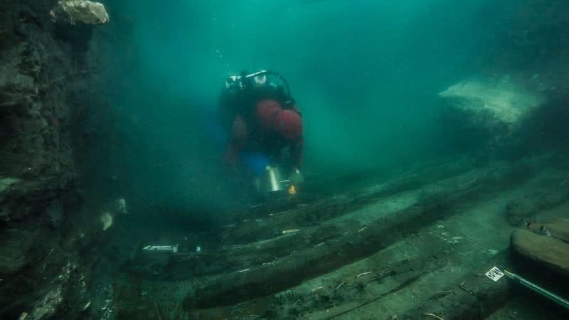 Restos do naufrágio do período ptolomaico encontrado na cidade submersa de Heracleion - Divulgação/Ministério do Turismo e Antiguidades do Egito