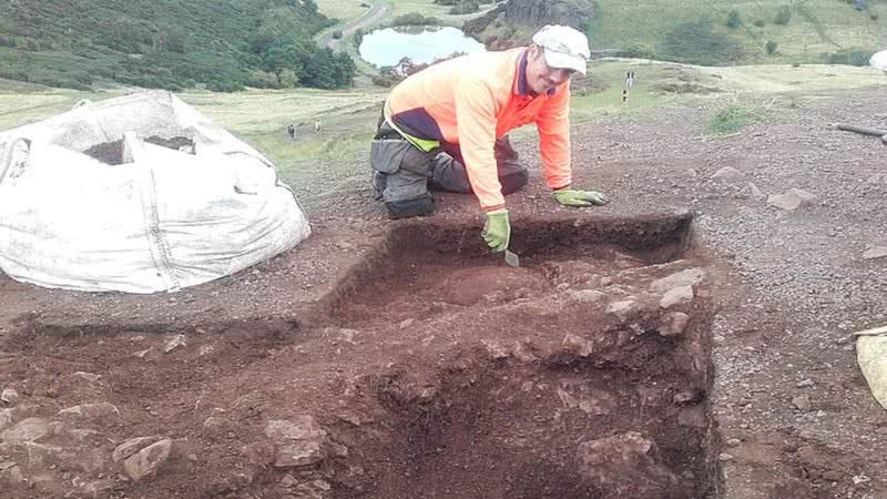 Foto de escavação no forte da colina - CFA Archeology Ltd