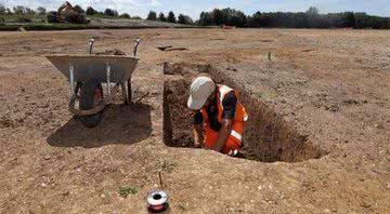 Arqueólogos trabalhando em escavações em Cambridgeshire - Divulgação - Urban & Civic