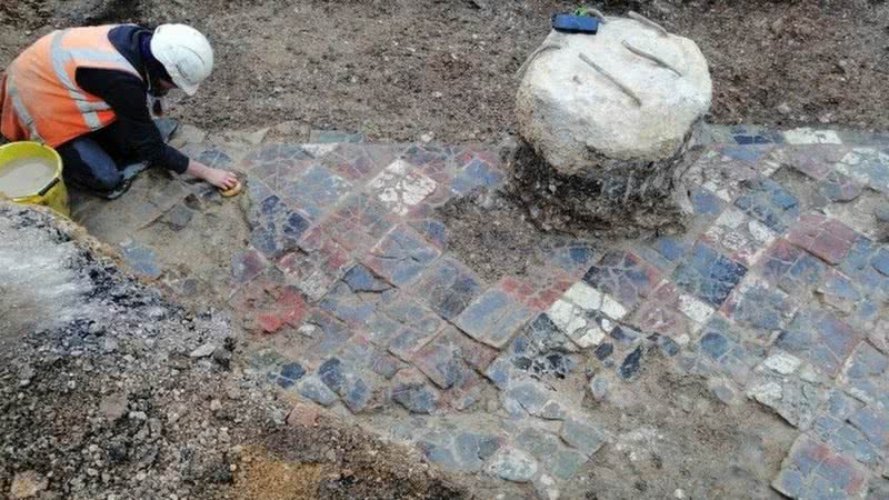 Piso de azulejos encontrados em Gloucestershire, Inglaterra - Divulgação/Arqueologia de Cotswold