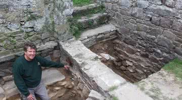 Arqueólogo ao lado de bunker nazista em na ilha de Alderney - Divulgação/Facebook/Dig Alderney