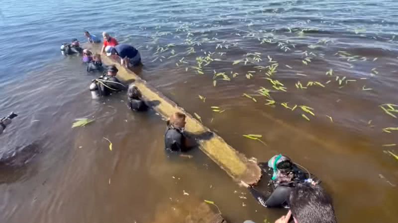 Trecho de vídeo da canoa sendo retirada de lago - Reprodução/Vídeo/Facebook/North Carolina American Indian Heritage Commission