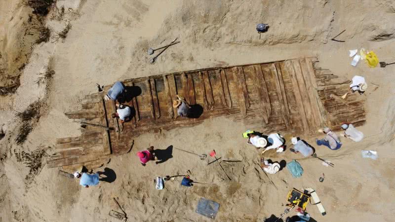 Imagem aérea dos pedaços da embarcação romana encontrada Kostolac, na Sérvia - Reprodução/Instituto de Arqueologia de Belgrado