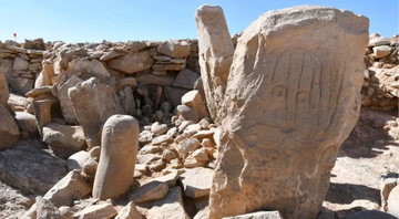 As duas estelas esculpidas encontradas no santuário jordaniano - Divulgação/ Facebook/ Visit Jordan