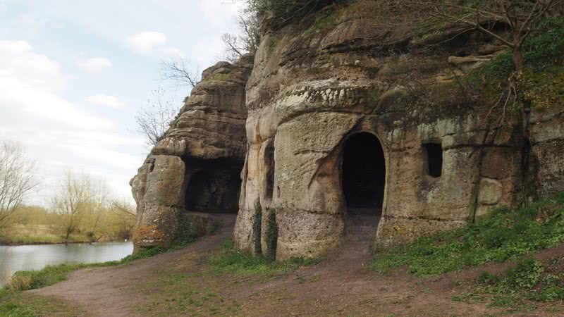 Fotografia da caverna entalhada nas rochas - Divulgação/ Edmund Simons/ Wessex Archaeology