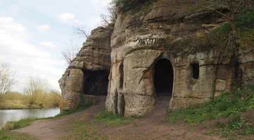 Fotografia da caverna entalhada nas rochas - Divulgação/ Edmund Simons/ Wessex Archaeology