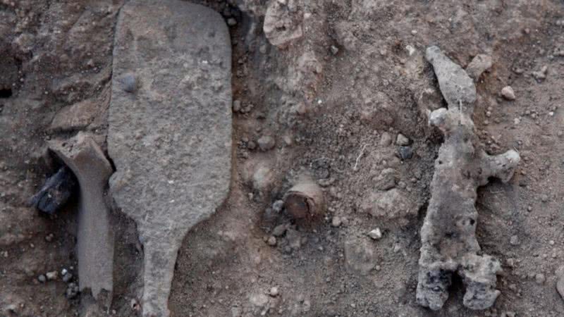 Cetro e estatueta encontrados pelos arqueólogos - Divulgação/Universidade Hebraica de Jerusalém