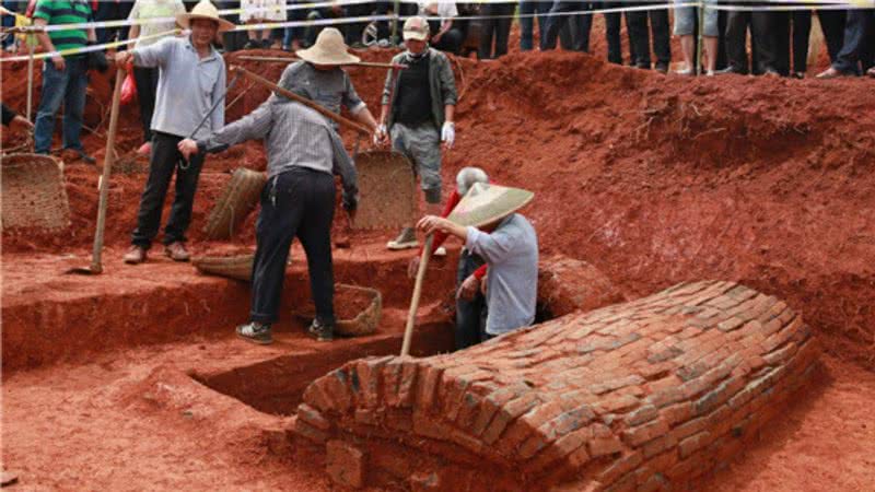 Pesquisadores escavam antigo cemitério de Tangjiawan, na China - Divulgação/ Xinhua