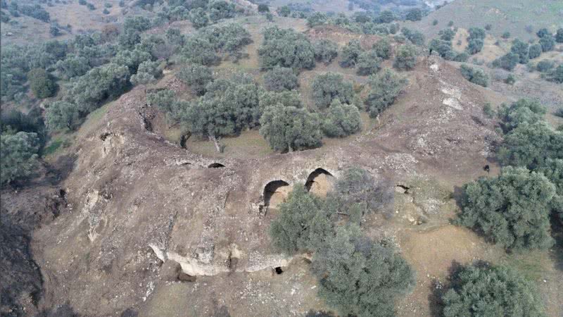 Fotografia aérea da arena, que ainda tem a maior parte de sua extensão escondida sob a colina - Divulgação / Prof. Mehmet Umut Tuncer / Aydın Diretor Provincial de Cultura e Turismo