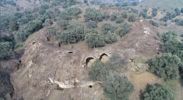 Fotografia aérea da arena, que ainda tem a maior parte de sua extensão escondida sob a colina - Divulgação / Prof. Mehmet Umut Tuncer / Aydın Diretor Provincial de Cultura e Turismo