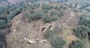 Fotografia aérea da arena, que ainda tem a maior parte de sua extensão escondida sob a colina - Divulgação / Prof. Mehmet Umut Tuncer / Aydın Diretor Provincial de Cultura e Turismo