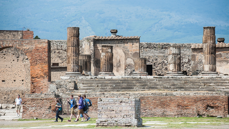 Turistas visitam as ruínas do templo de Júpiter, em Pompeia - Getty Images