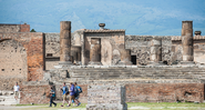 Turistas visitam as ruínas do templo de Júpiter, em Pompeia - Getty Images