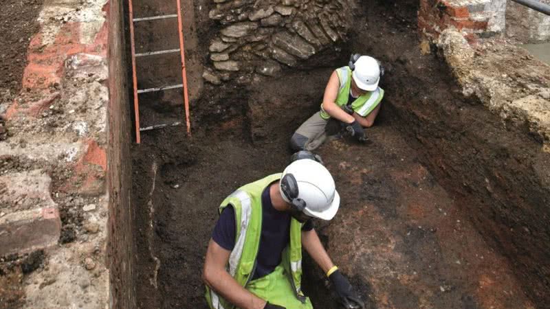 Arqueólogos em escavação em Oxford, Inglaterra - Divulgação/Universidade de Bristol