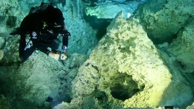 Mergulhador frente à maior fogueira encontrada na caverna - Instituto Nacional de Antropologia e História do México