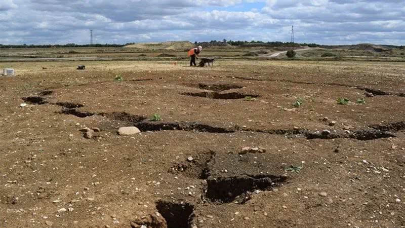 Fotografia mostra sequência de valas do terreno descoberto - Oxford Archaeology