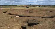 Fotografia mostra sequência de valas do terreno descoberto - Oxford Archaeology