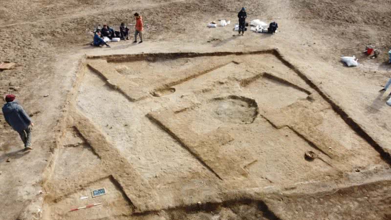 Foto de drone de uma das "geladeiras" em Lagash, no Iraque, que mostra dois poços retangulares que continham argila - Divulgação/Lagash Archaeological Project