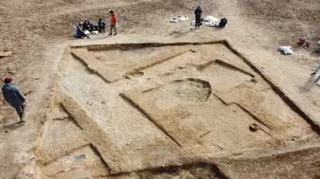 Foto de drone de uma das "geladeiras" em Lagash, no Iraque, que mostra dois poços retangulares que continham argila - Divulgação/Lagash Archaeological Project