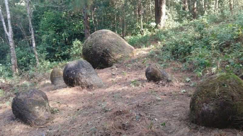 Jarros de pedra encontrados na Índia - Divulgação/BBC/North-Eastern Hill University e Uttam Bathari