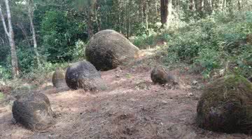 Jarros de pedra encontrados na Índia - Divulgação/BBC/North-Eastern Hill University e Uttam Bathari