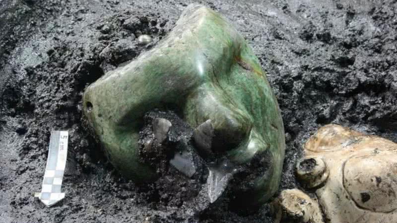 A máscara feita de pedra verde encontrada no México em 2011 - Divulgação/INAH