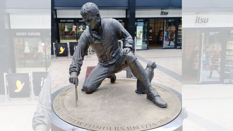 Fotografia da estátua de Flinders e seu gato (que foi com ele na expedição à Austrália) na estação de Euston, na Inglaterra. - Wikimedia Commons