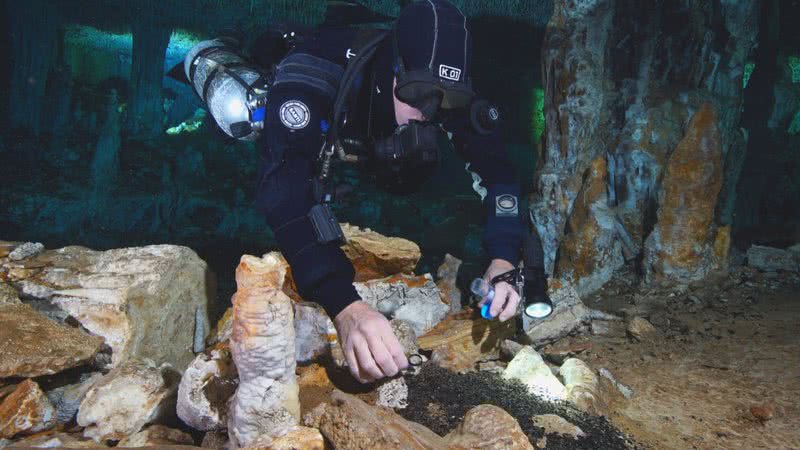 Mergulhador coleta amostras de carvão para análise - El Centro Investigador del Sistema Acuífero de Quintana Roo A.C.