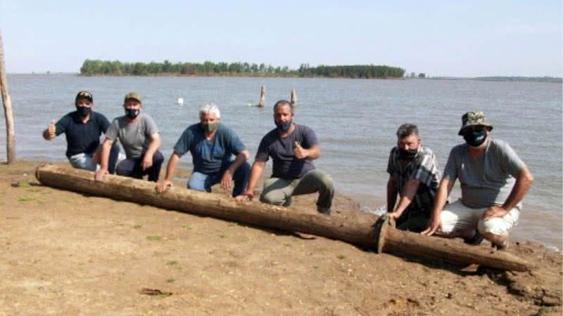 Grupo de pescadores posam ao lado de mastro - Agencia de Divulgación Científica de la Universidad Nacional de La Matanza