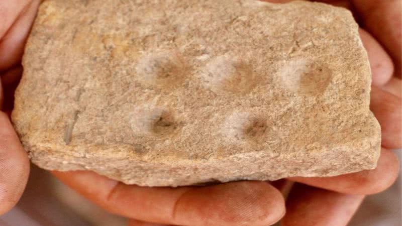 Paleta de cores em pedra encontrada em Küllüoba, Turquia - Divulgação