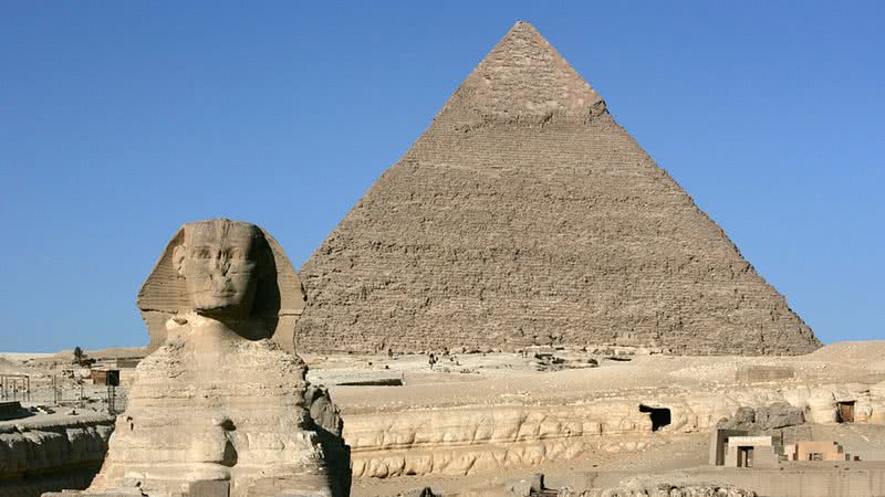 A Pirâmide de Quéops, um dos principais monumentos do Egito Antigo, junto da famosa Esfinge de Gizé - Marco Di Lauro/Getty Images