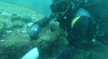 Mergulhador investiga naufrágio perto da Ilha de Pedra Branca, em Cingapura - Divulgação/Facebook/ISEAS - Yusof Ishak Institute