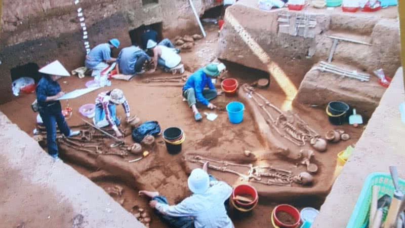 Escavações realizadas no sítio arqueológico de Man Bac, no Vietnã em 1999 - Divulgação/NVCC