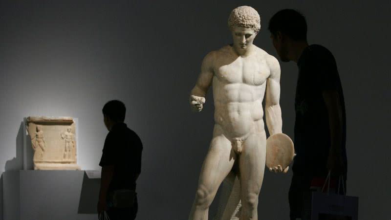 Escultura grega representa homem com pênis exposto - Getty Images